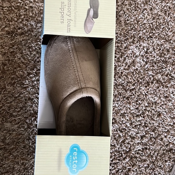 Women’s slippers - Picture 2 of 4